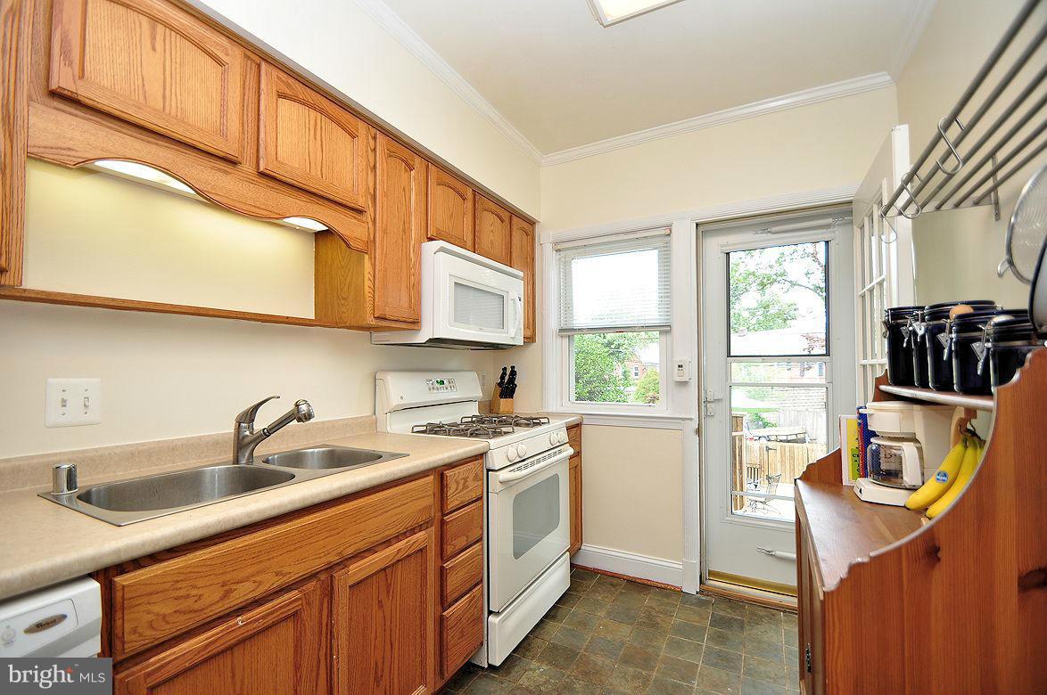311 Westshire Road Baltimore, MD 21229 - Photo 8 of 21 Kitchen