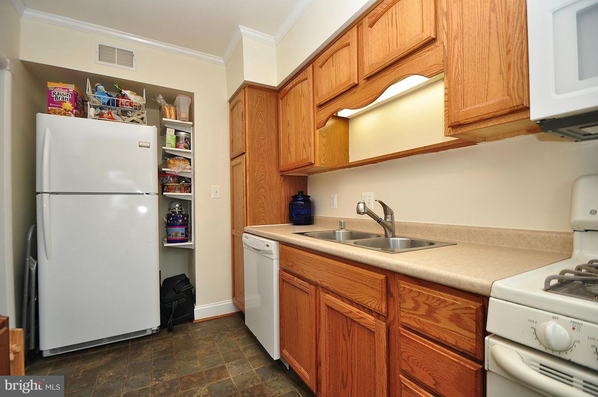 311 Westshire Road Baltimore, MD 21229 - Photo 9 of 21 Kitchen