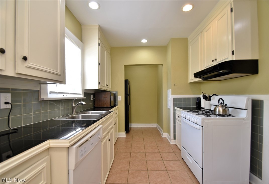1570 Maple Road Cleveland Heights, OH 44121 - Photo 13 of 31