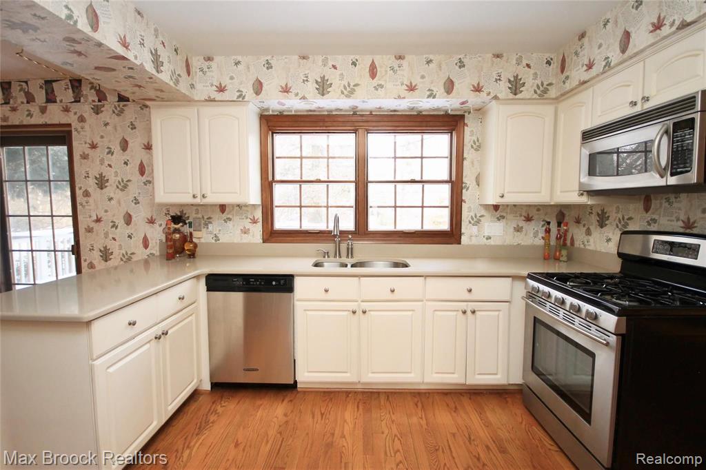 3138 Gilbert Ridge Drive West Bloomfield, MI 48322 - Photo 9 of 26