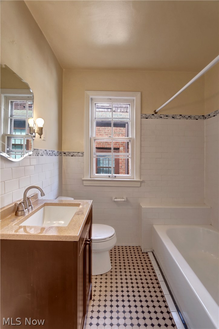 3665 Winchell Road Shaker Heights, OH 44122 - Photo 15 of 21 Main bathroom of the upper unit