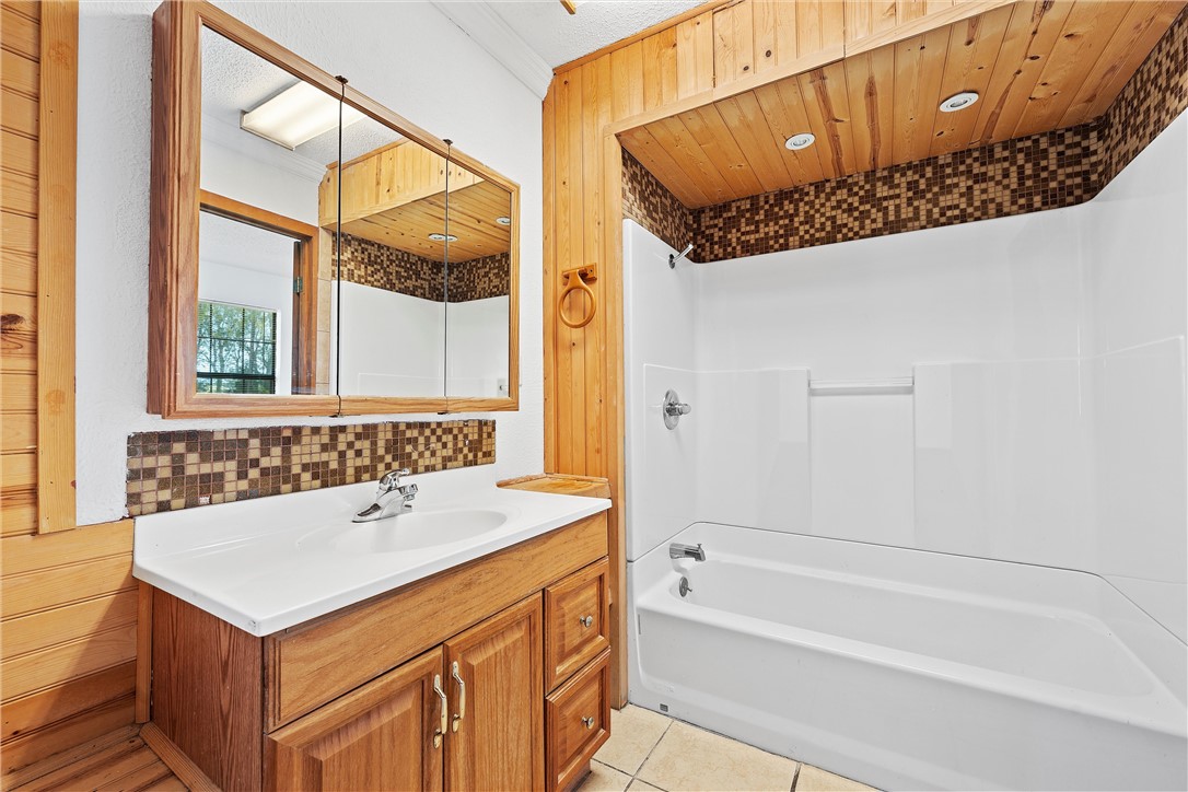 821 Old Country Road Moody, TX 76557 - Photo 9 of 21 a bathroom with a sink and a bathtub