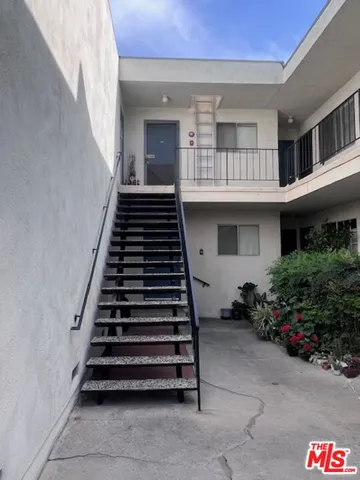 a view of entryway with a front door
