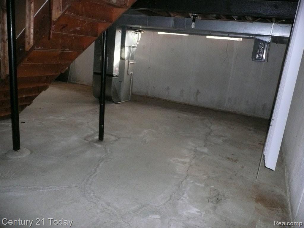 29739 Sugar Spring Road Farmington, MI 48334 - Photo 23 of 25 Large Open Basement