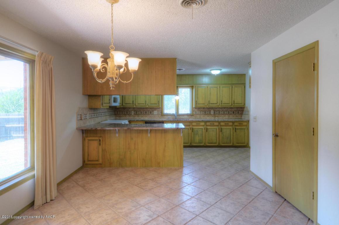 25 Kendall Road Amarillo, TX 79124 - Photo 8 of 19 kitchen with eat in dining room