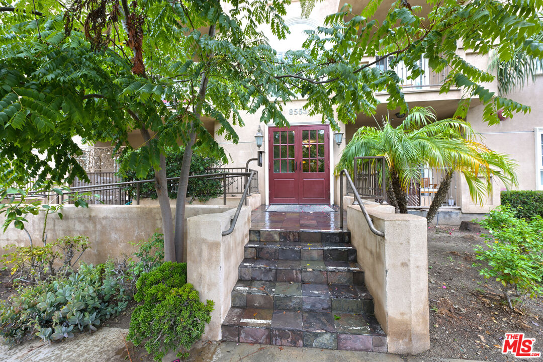 8555 Cashio Street, Unit PH4 Los Angeles, CA 90035 - Photo 33 of 43 a view of a garden with plants