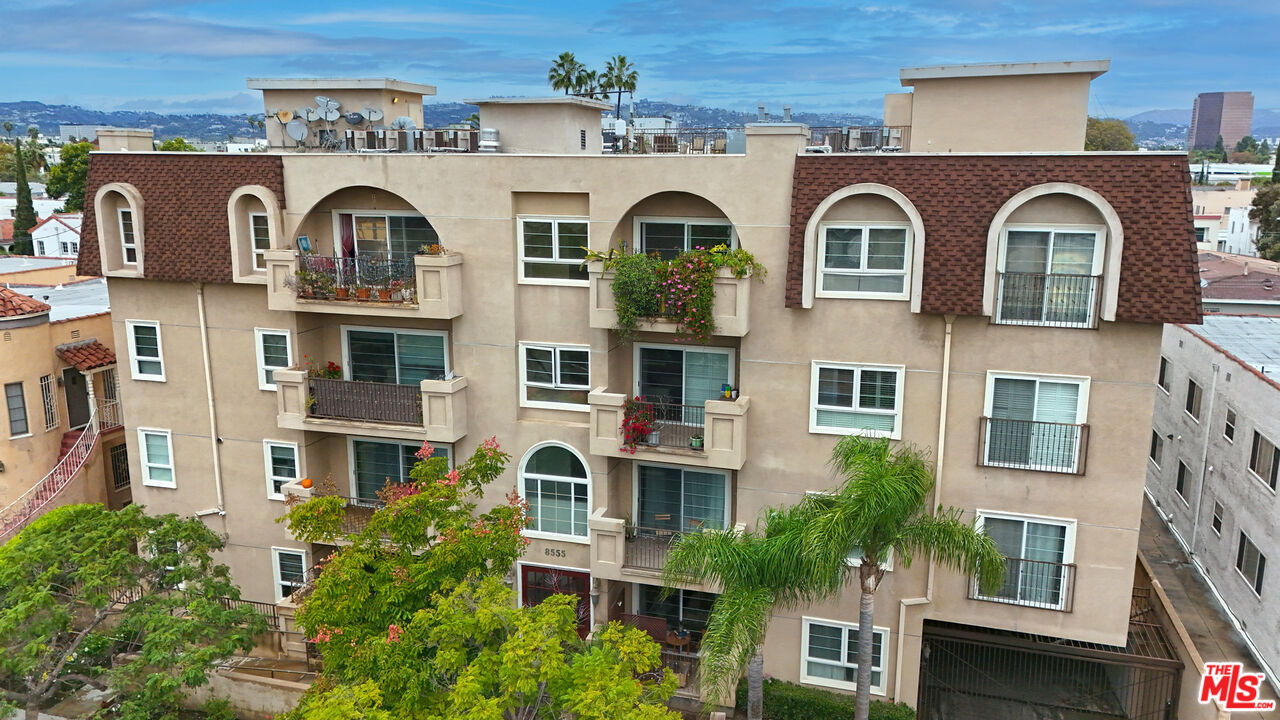 8555 Cashio Street, Unit PH4 Los Angeles, CA 90035 - Photo 40 of 43 a view of building with multiple windows