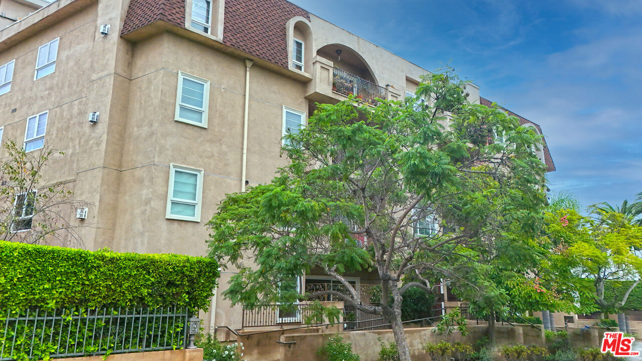 8555 Cashio Street, Unit PH4 Los Angeles, CA 90035 - Photo 41 of 43 a backyard of a house with lots of green space