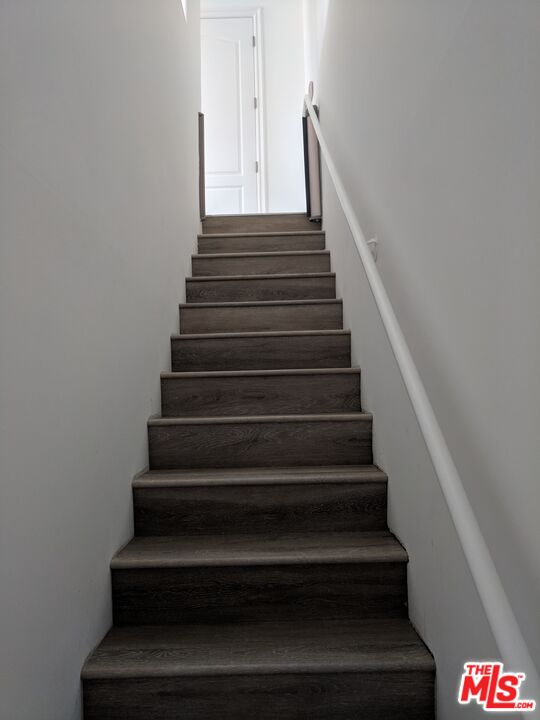 8555 Cashio Street, Unit PH4 Los Angeles, CA 90035 - Photo 5 of 43 a view of entryway