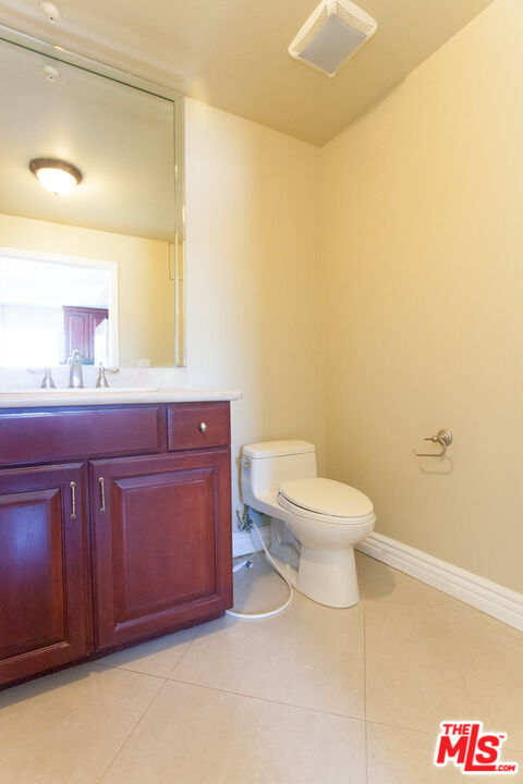 8555 Cashio Street, Unit PH4 Los Angeles, CA 90035 - Photo 9 of 43 a bathroom with a toilet a sink and mirror