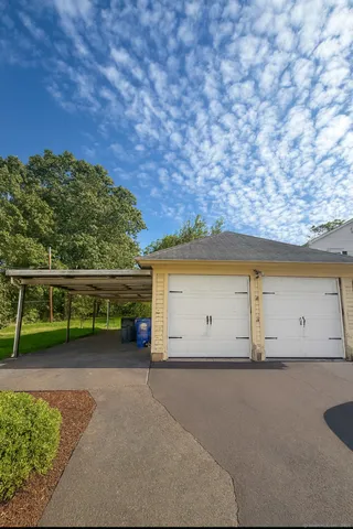 a view of a back yard