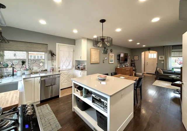 $399,999 | 9847 South Millard Avenue, Evergreen Park, IL 60805