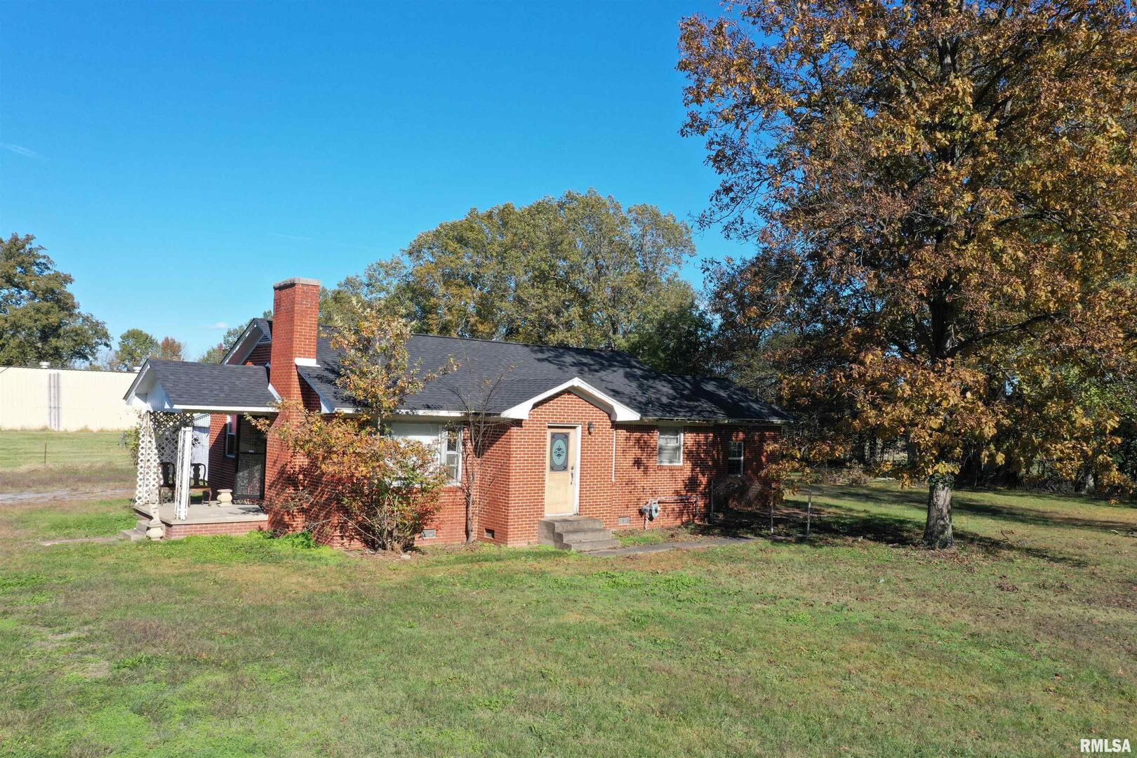 5465 Noble Road Paducah, KY 42001 - Photo 44 of 60 a front view of a house with a garden