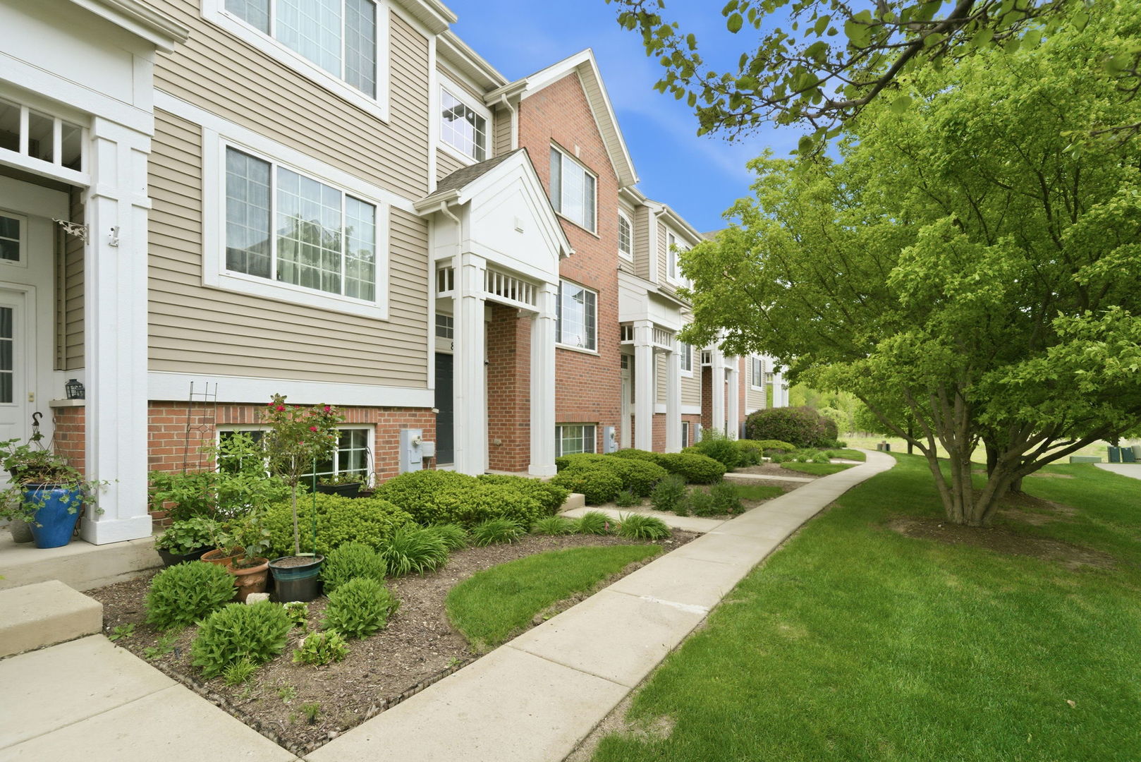 8992 Disbrow Street Huntley, IL 60142 - Photo 4 of 27