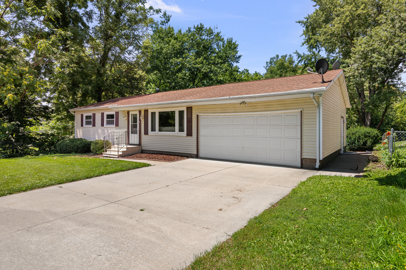 1406 15th Street Silvis, IL 61282 - Photo 2 of 36