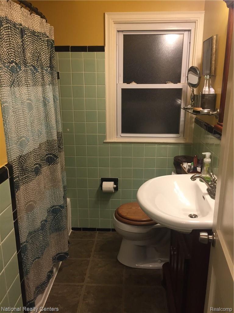 17989 Ruth Street Melvindale, MI 48122 - Photo 16 of 25 Ruth bathroom.JPG