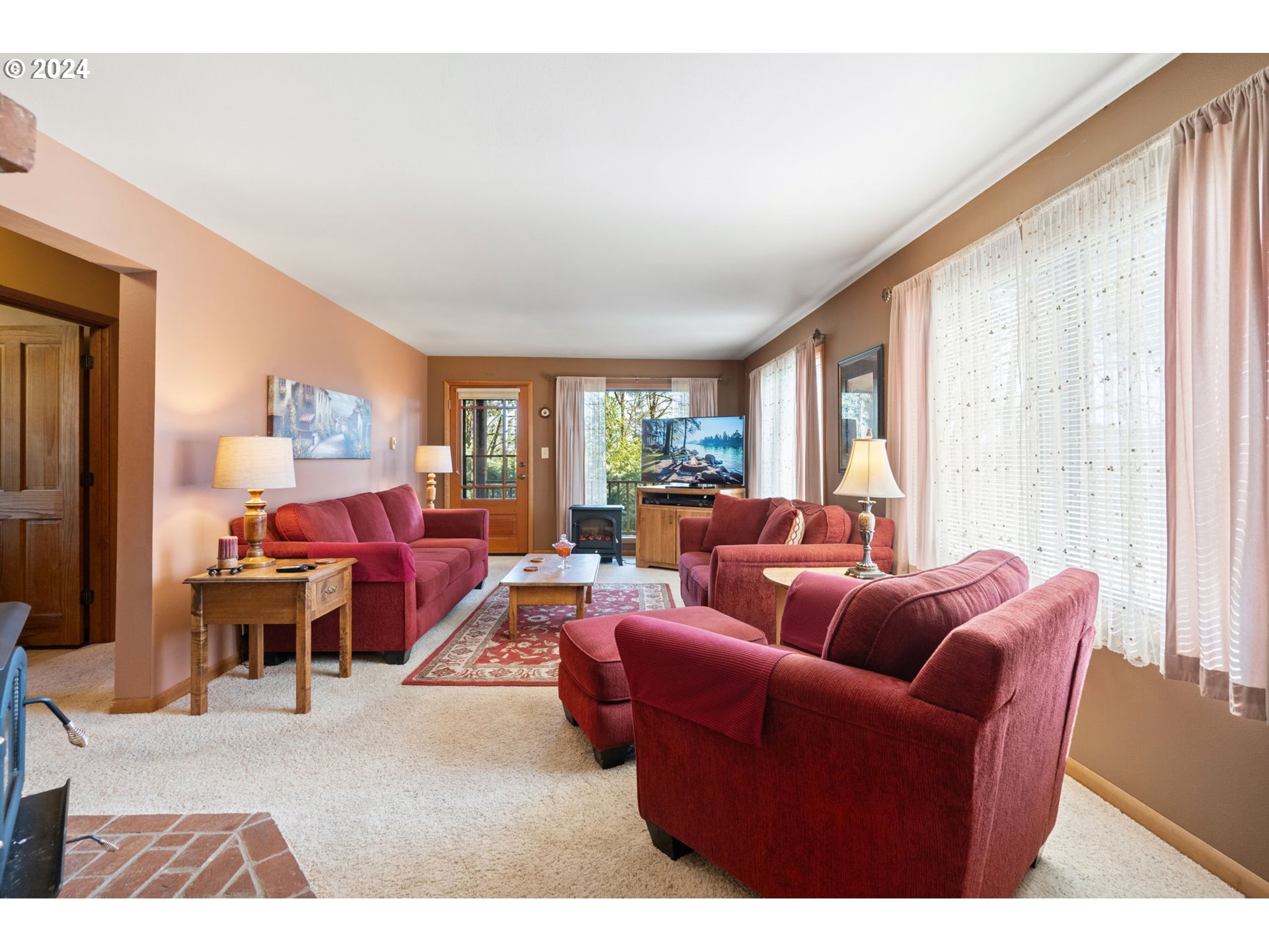 16441 South Henrici Road Oregon City, OR 97045 - Photo 11 of 41 a living room with furniture large window and table