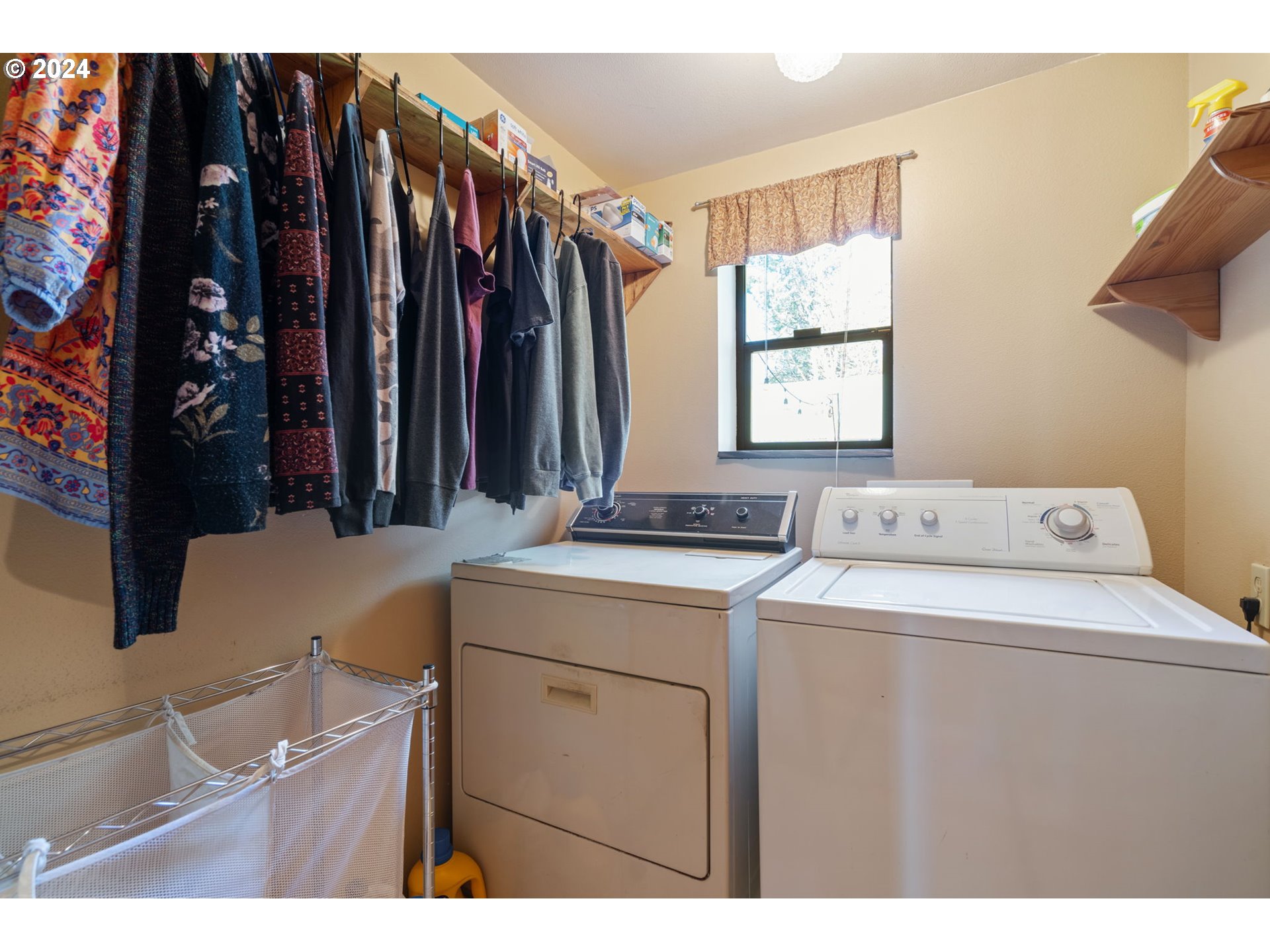 16441 South Henrici Road Oregon City, OR 97045 - Photo 23 of 41 a utility room with dryer and washer