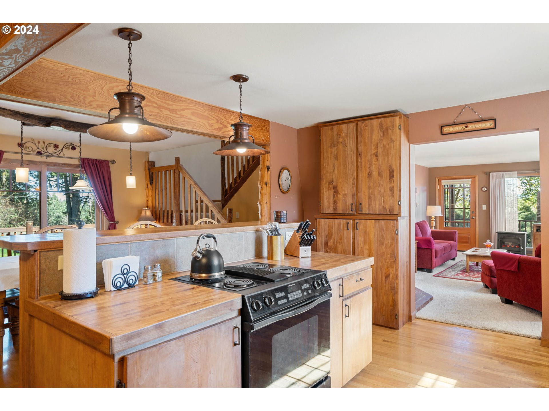 16441 South Henrici Road Oregon City, OR 97045 - Photo 10 of 41 a kitchen that has a sink and a stove