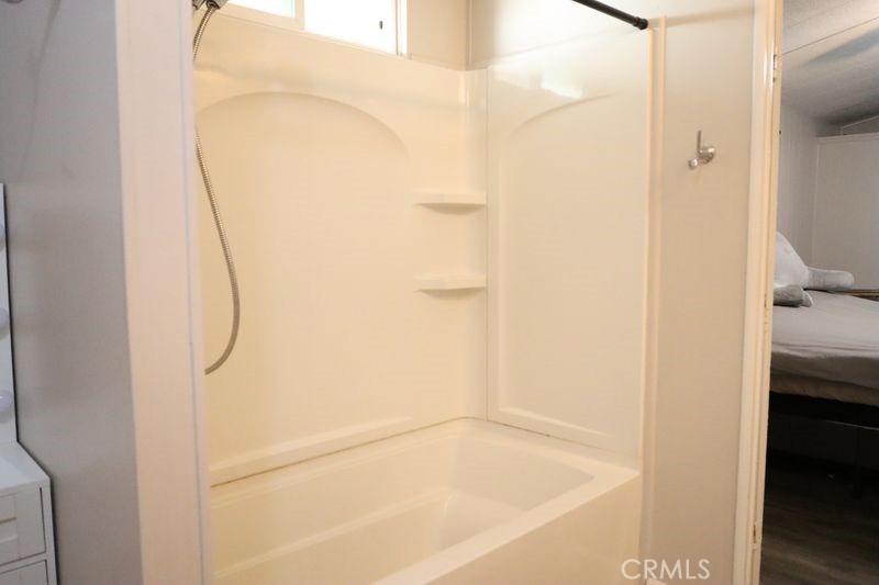 34164 Harrow Hill Road Wildomar, CA 92595 - Photo 24 of 60 a bathroom with a bathtub