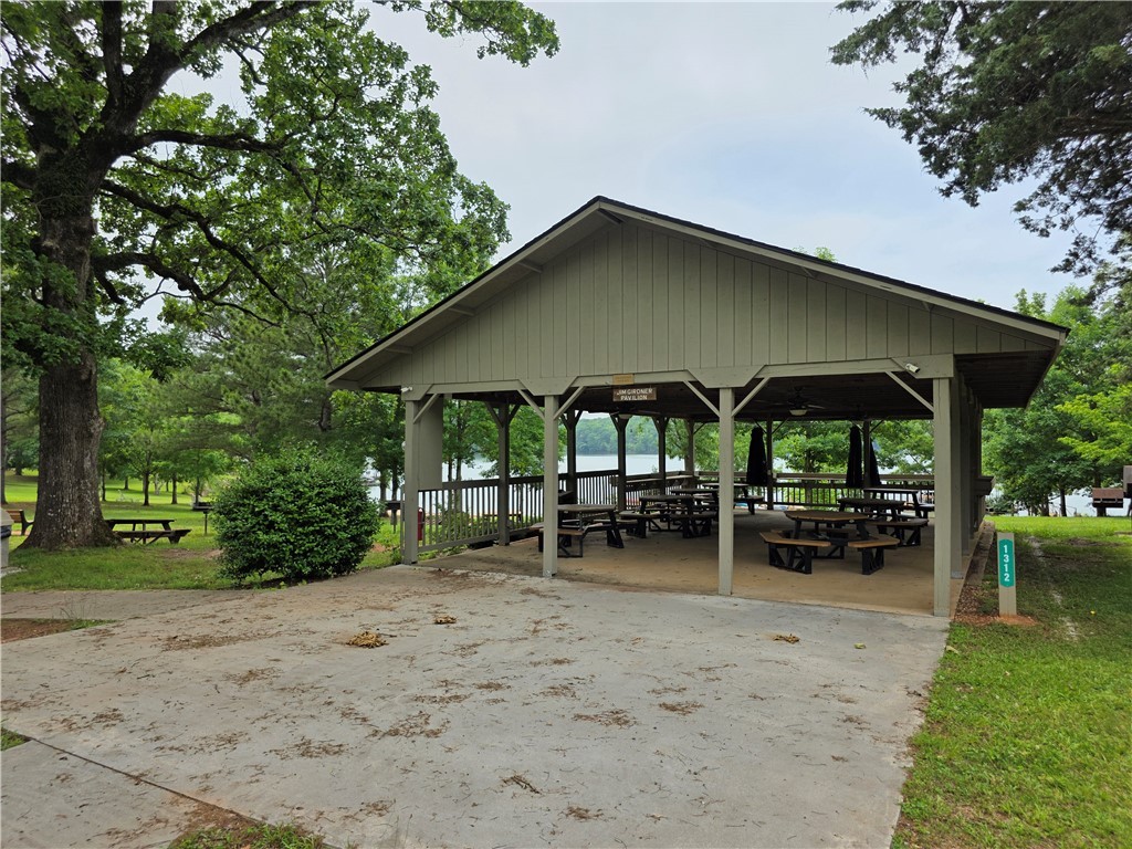 116 Oconee Avenue Westminster, SC 29693 - Photo 2 of 7 Picnic area