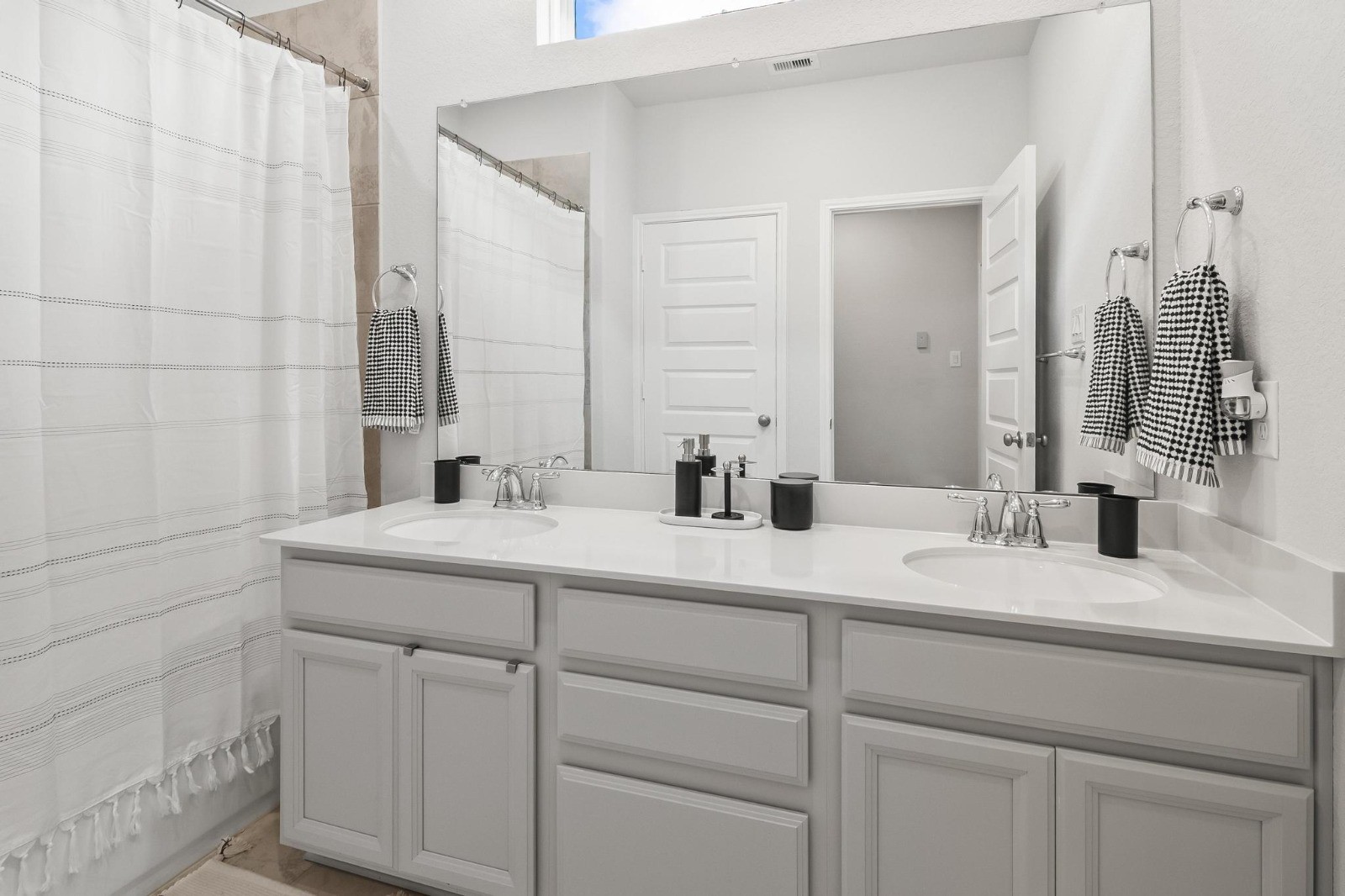 5511 Cuerta Street Houston, TX 77023 - Photo 15 of 25 a bathroom with a sink and a mirror