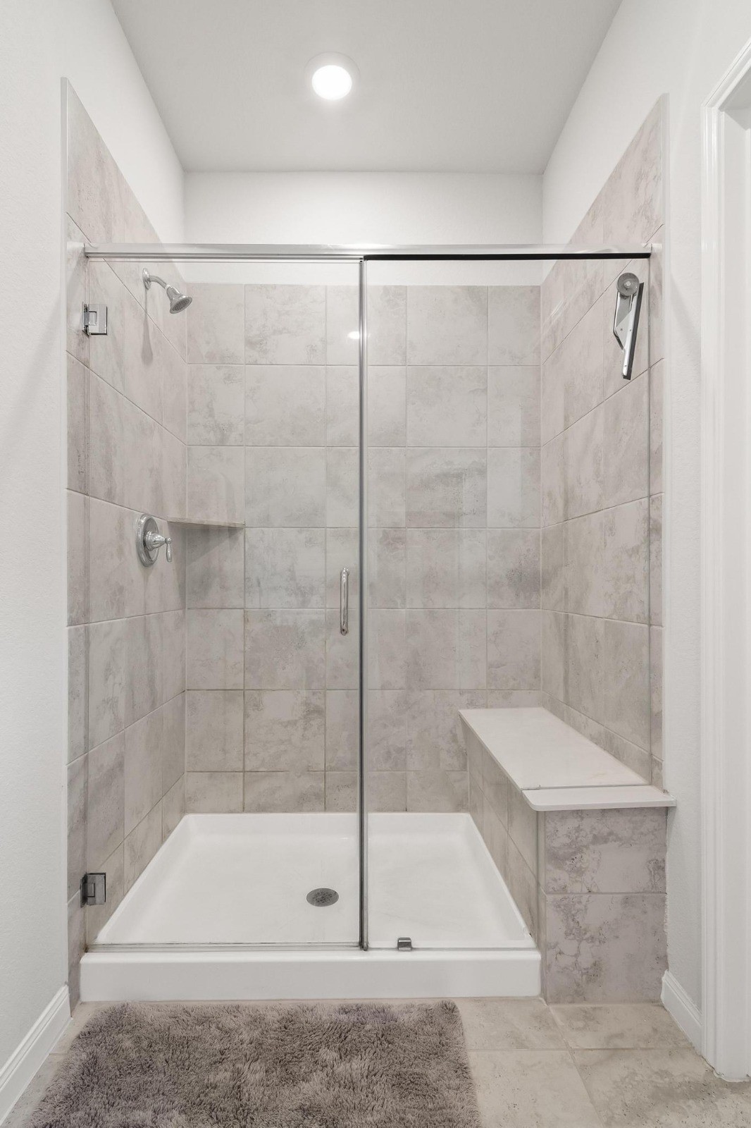 5511 Cuerta Street Houston, TX 77023 - Photo 17 of 25 a bathroom with a shower and a bathtub