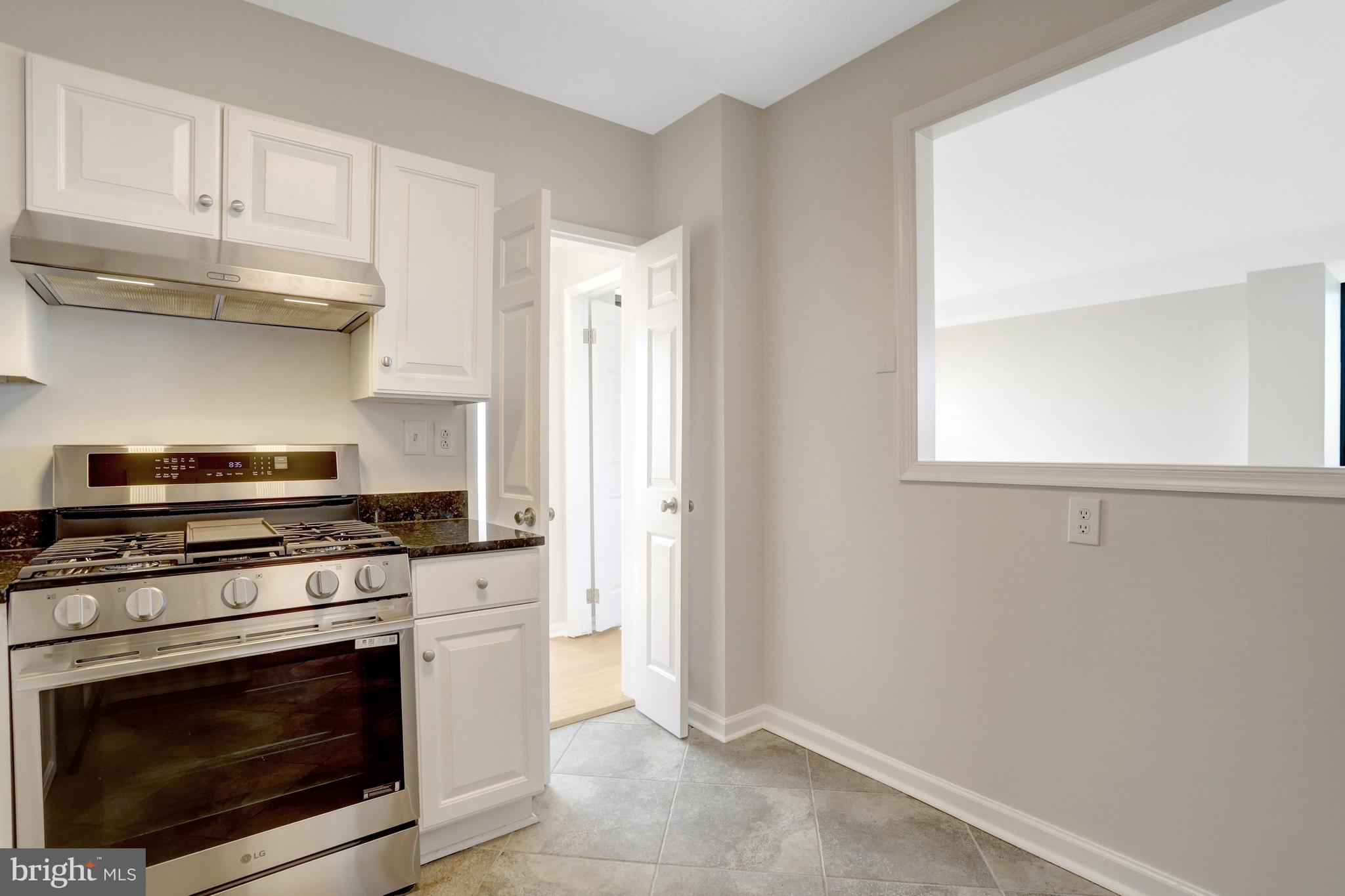 4141 North Henderson Road, Unit 606 Arlington, VA 22203 - Photo 13 of 39 Well Equipped Kitchen
