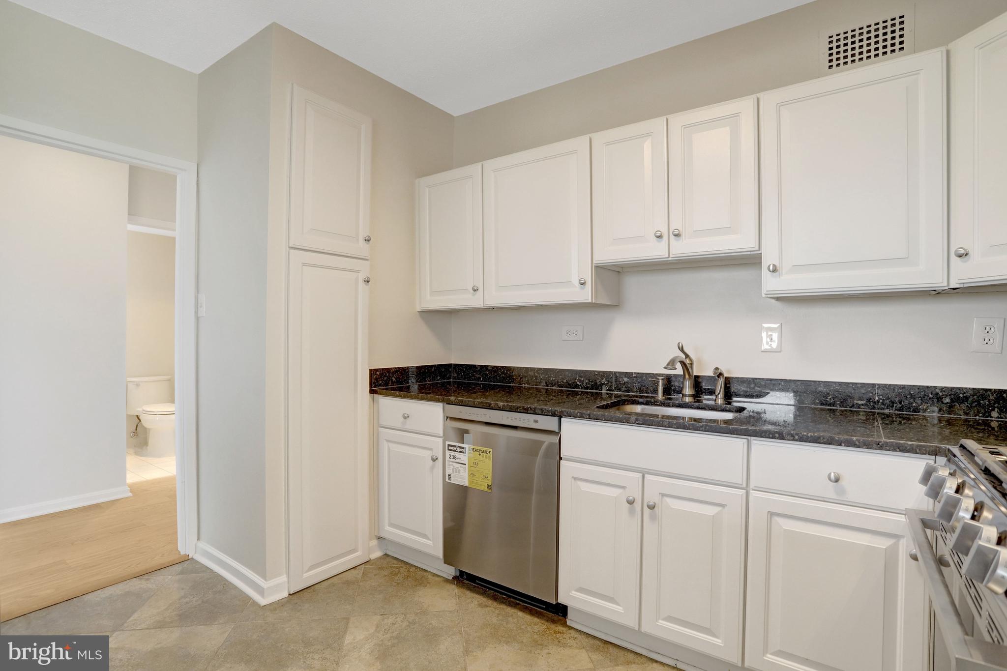 4141 North Henderson Road, Unit 606 Arlington, VA 22203 - Photo 14 of 39 Kitchen