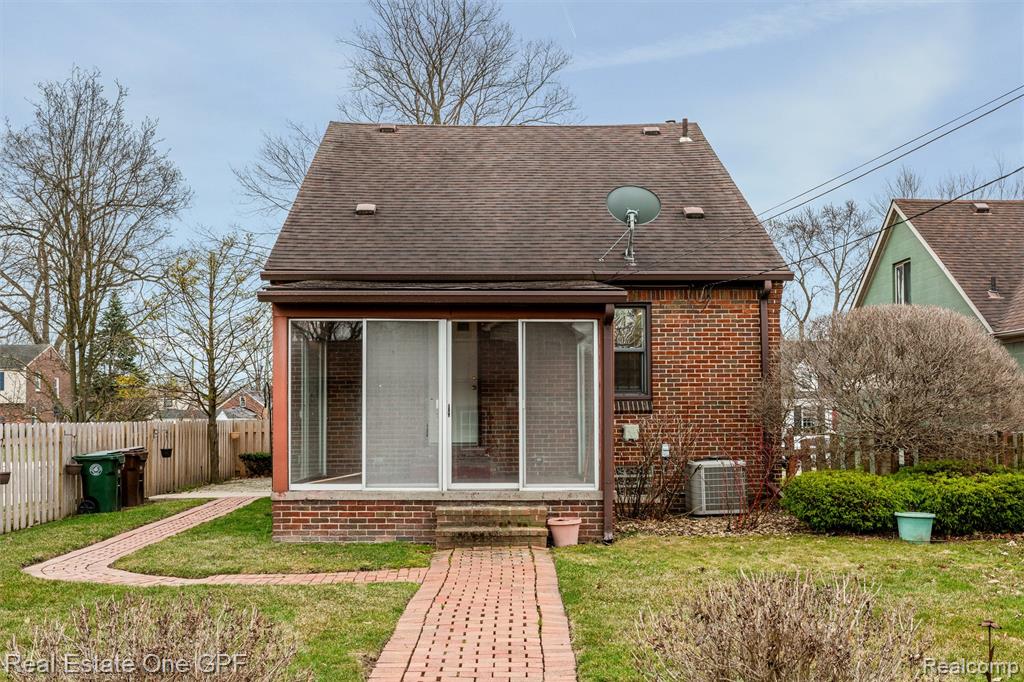 1488 Roslyn Road Grosse Pointe Woods, MI 48236 - Photo 30 of 40