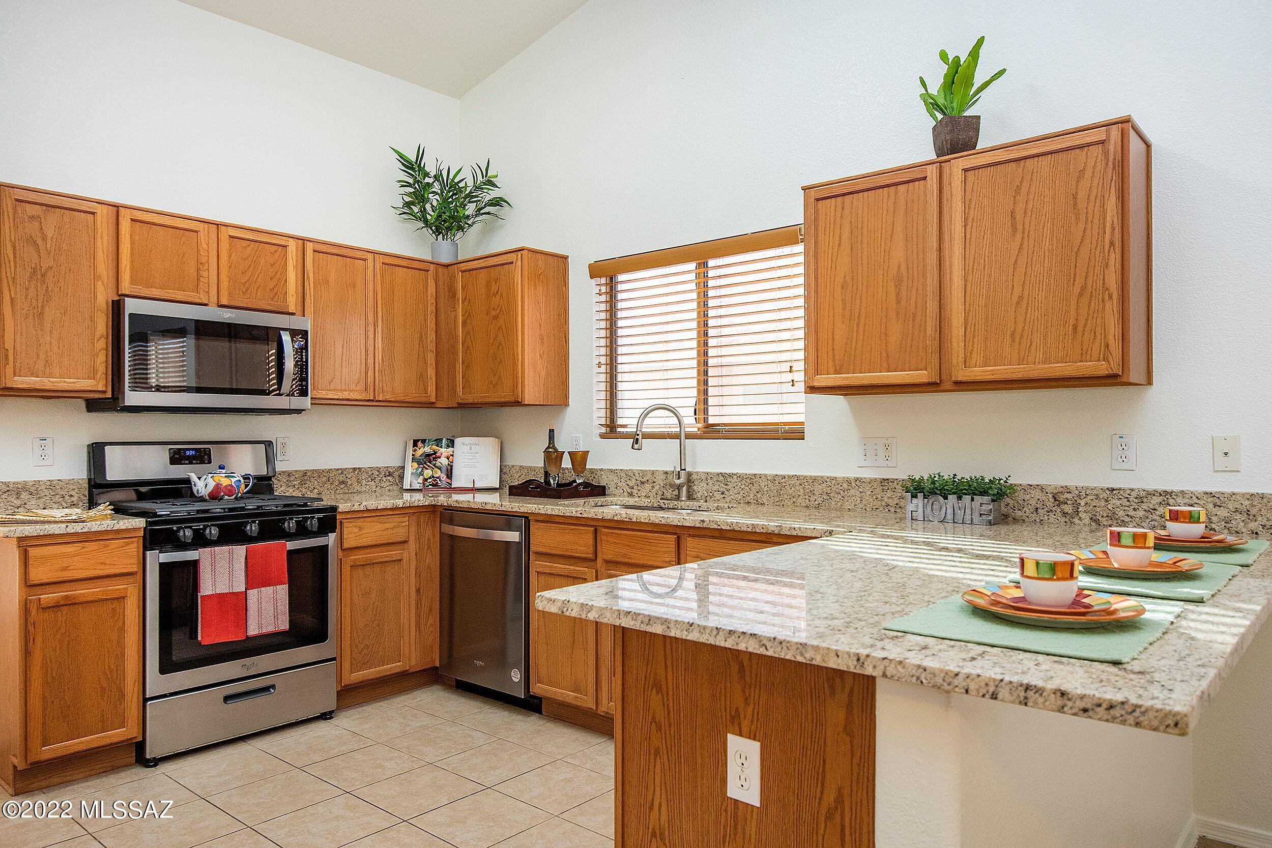 3323 South Thunder Chorus Road Tucson, AZ 85713 - Photo 5 of 38