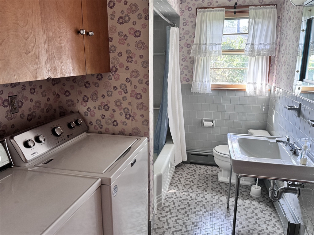 77 Grattan Street Fall River, MA 02721 - Photo 12 of 20 a bathroom with a sink toilet and tub