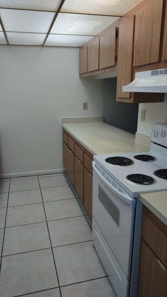 1950 North Congress Avenue, Unit J211 West Palm Beach, FL 33401 - Photo 3 of 7 a kitchen with a stove and a cabinets