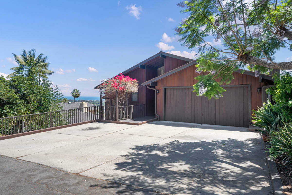 34 Rubio Road Santa Barbara, CA 93103 - Photo 3 of 10 a backyard of a house