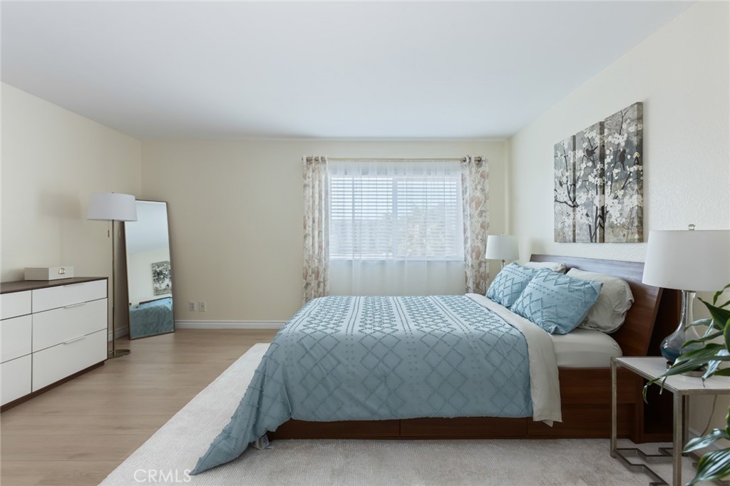 726 Elm Avenue, Unit 404 Long Beach, CA 90813 - Photo 25 of 31 a bedroom with a bed and a cabinets
