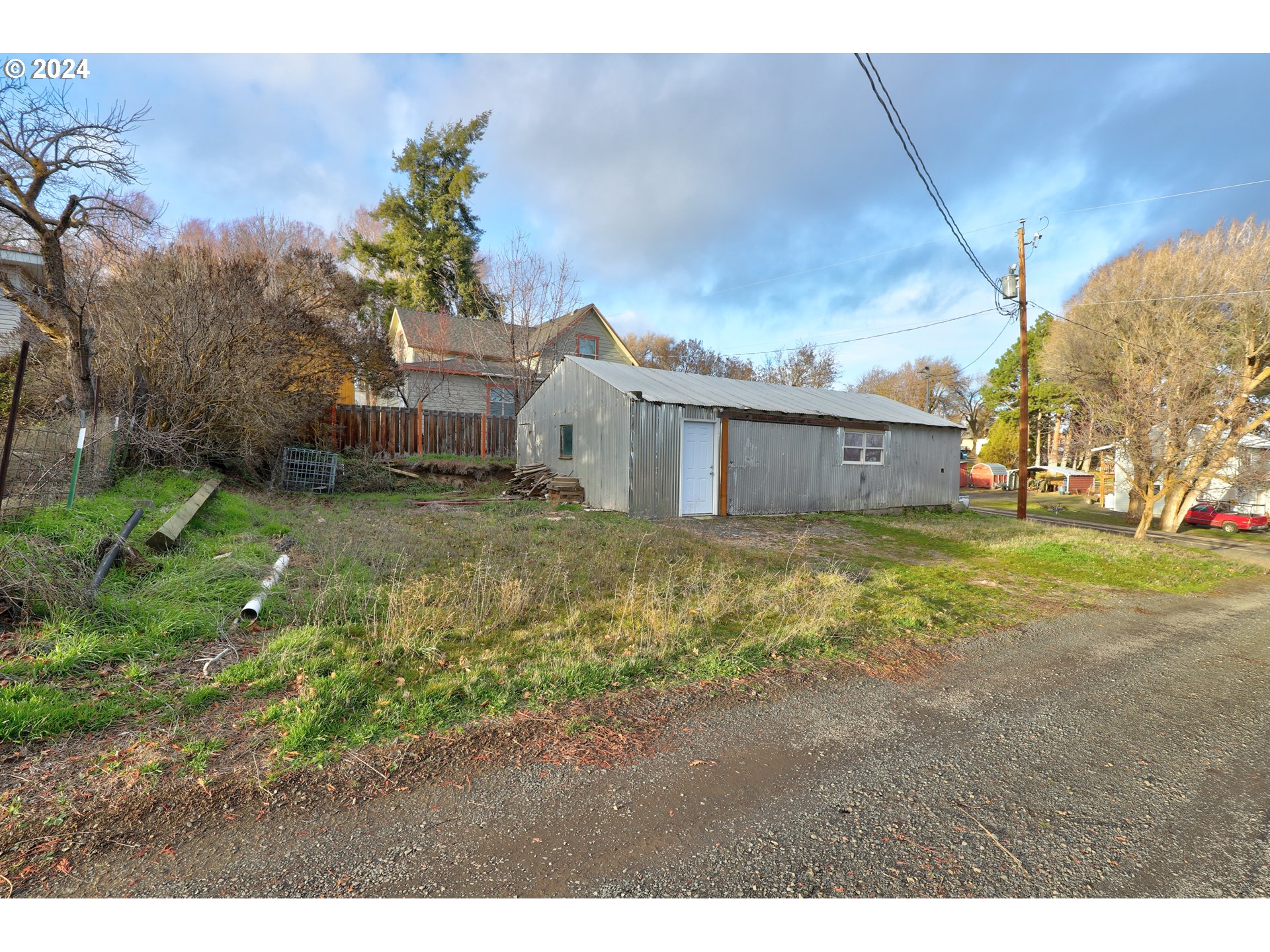 301 2nd Street Moro, OR 97039 - Photo 6 of 8 a house view with a garden space
