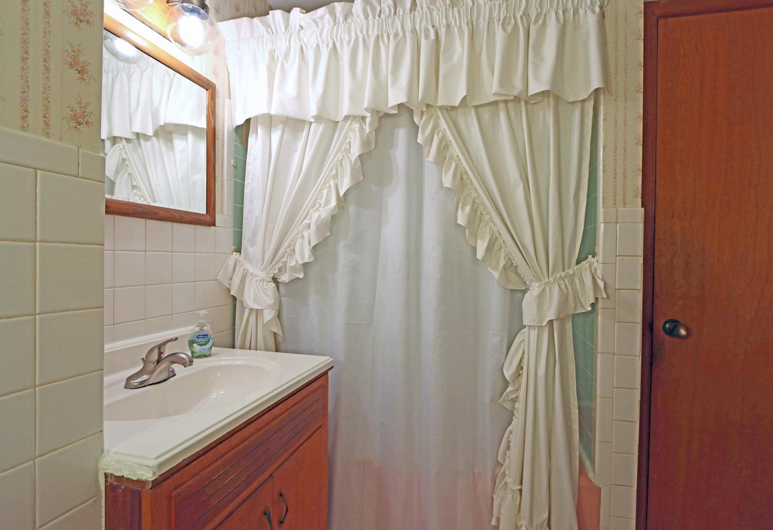 3761 Snouffer Road Columbus, OH 43235 - Photo 23 of 39 Tile floor, tub/shower