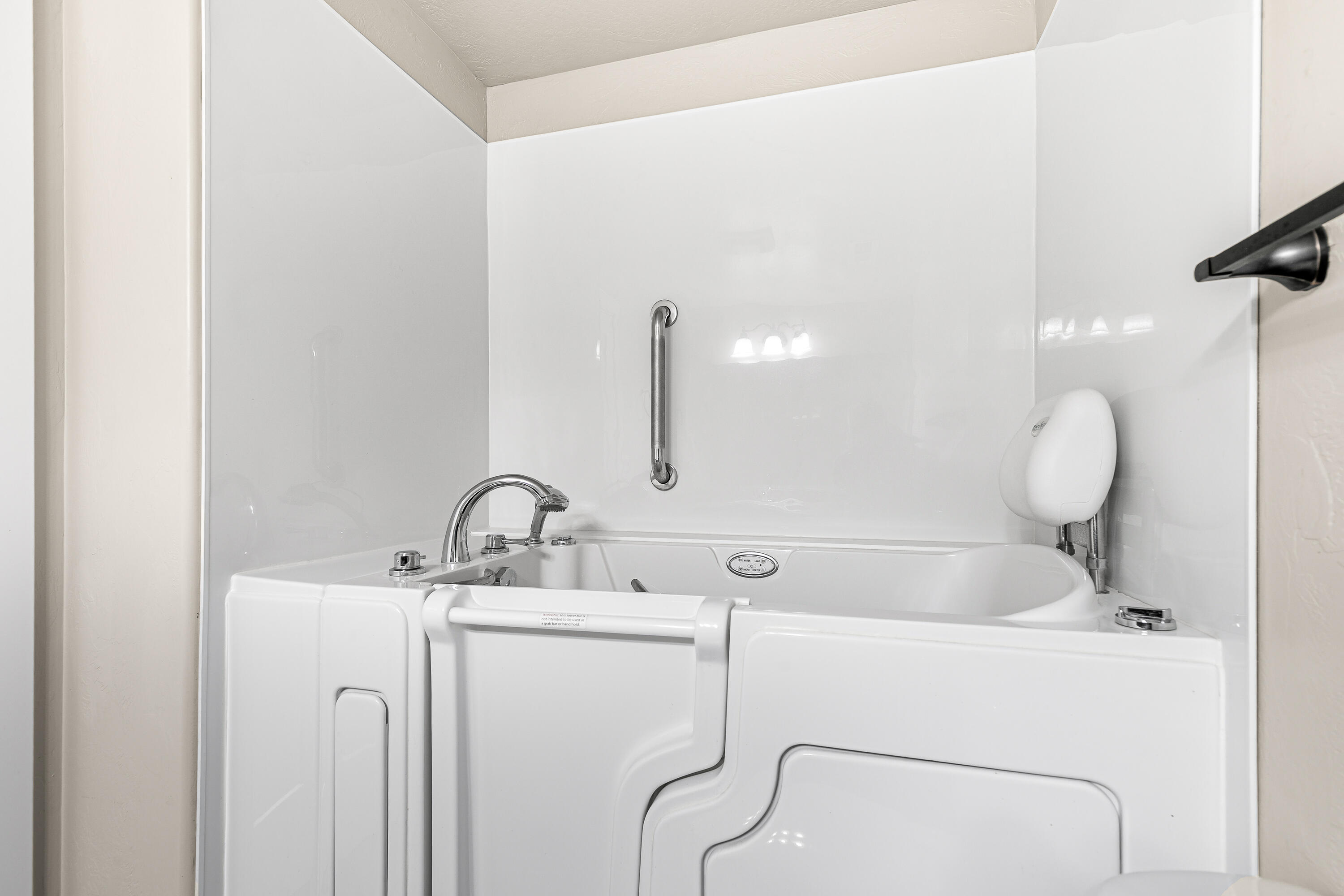3288 Grant Road Central Point, OR 97502 - Photo 21 of 30 High quality walk-in tub