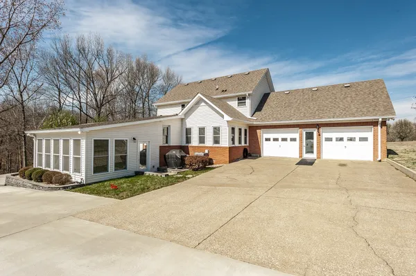 $1,100,000 | 1626 New Highway 52, Westmoreland, TN 37186