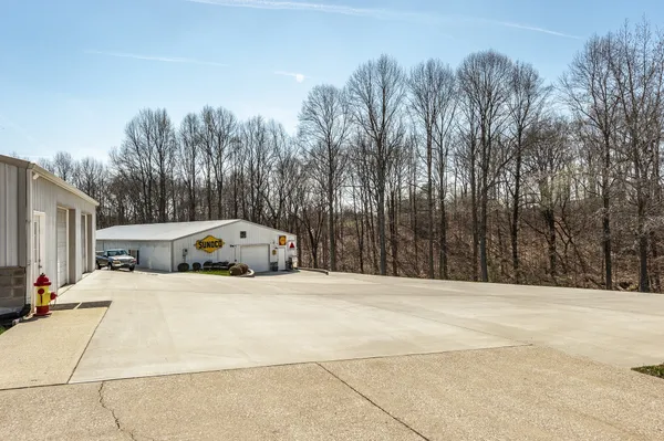 $1,100,000 | 1626 New Highway 52, Westmoreland, TN 37186