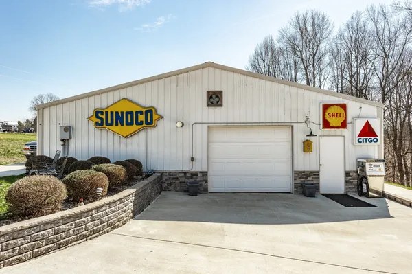 $1,100,000 | 1626 New Highway 52, Westmoreland, TN 37186
