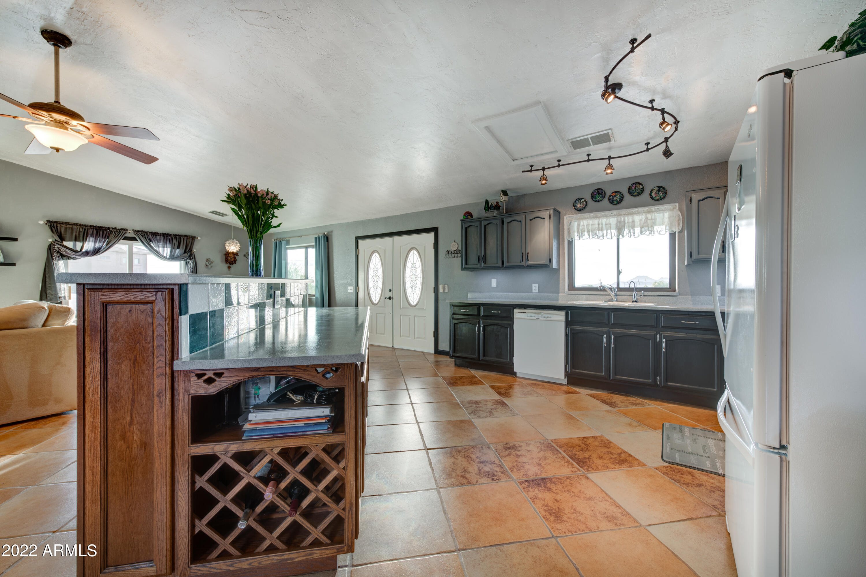 518 West Briles Road Phoenix, AZ 85085 - Photo 4 of 26 Kitchen
