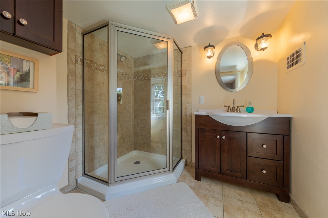 4054 Conover Road University Heights, OH 44118 - Photo 25 of 35 Third Floor Full Bathroom