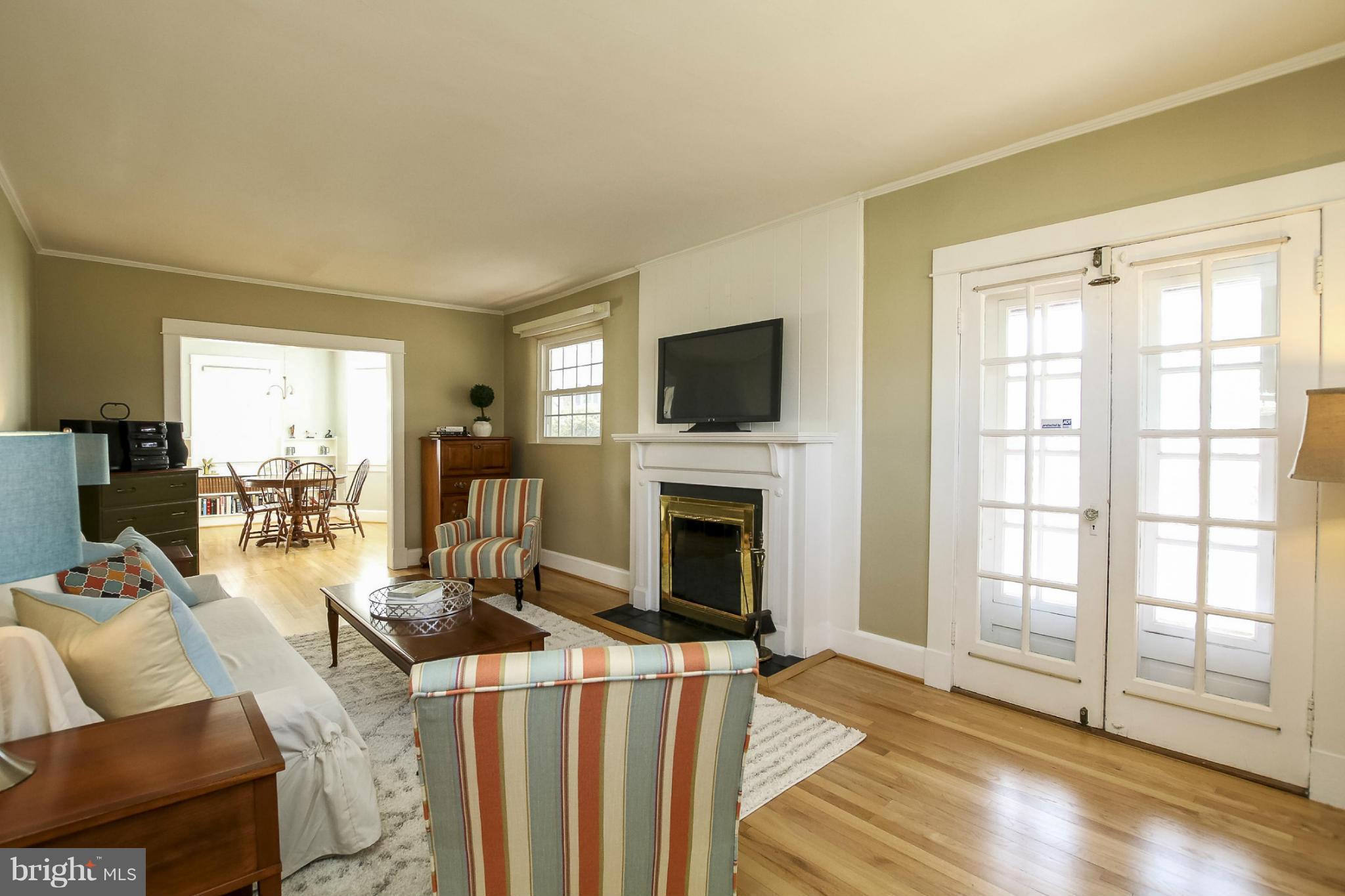 7101 Bristol Road Baltimore, MD 21212 - Photo 2 of 30 Living Room w/wood burning fireplace