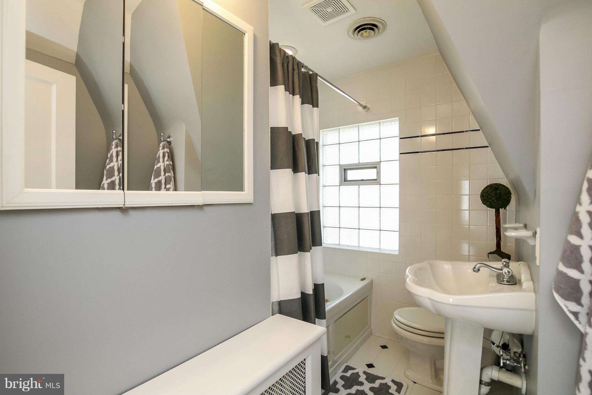 7101 Bristol Road Baltimore, MD 21212 - Photo 22 of 30 Upstairs full bath w/jacuzzi tub