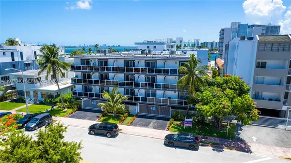 $2,000 | 1986 Biarritz Drive, Unit 207, Miami Beach, FL 33141