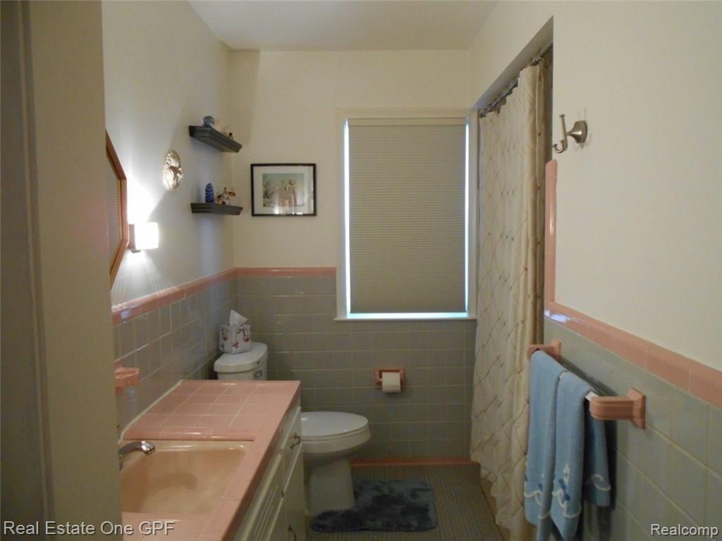 643 Barrington Road Grosse Pointe, MI 48230 - Photo 19 of 30 19 DSCN2105.JPG