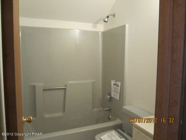 123 Willow Grove Road Pocono Summit, PA 18346 - Photo 8 of 10 2nd bath