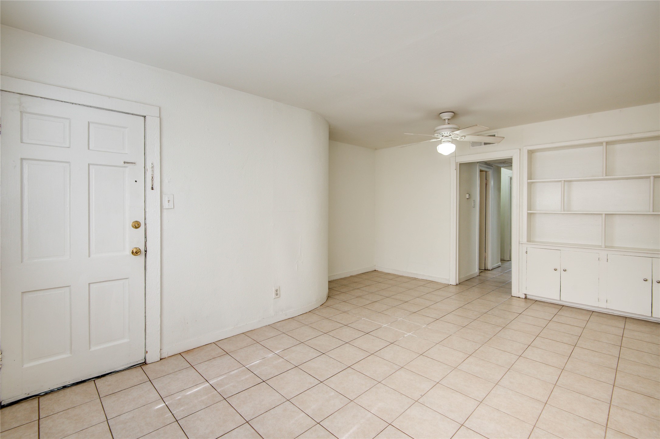 1828 West Main Street, Unit 1 Houston, TX 77098 - Photo 7 of 20 an empty room with a empty space