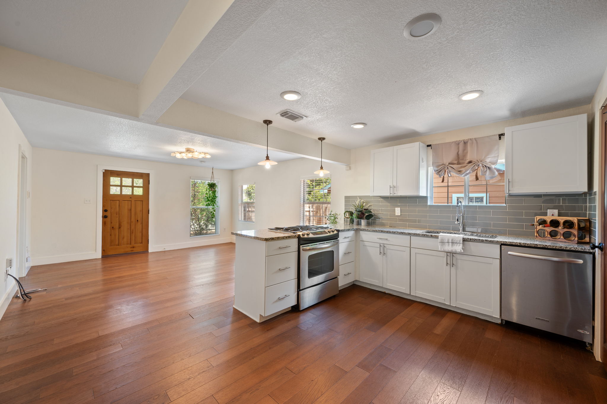 1137 Nickols Avenue Austin, TX 78721 - Photo 11 of 33 Space for a breakfast table next to the kitchen.